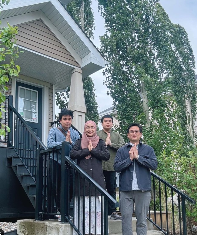 Begini potret Tengku Firmansyah di depan rumah mereka ketika pertama kali merayakan Idul Adha di sana tanpa keluarga besar. Foto: Instagram/@cindyfatikasari18