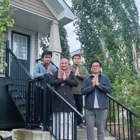 Begini potret Tengku Firmansyah di depan rumah mereka ketika pertama kali merayakan Idul Adha di sana tanpa keluarga besar. Foto: Instagram/@cindyfatikasari18