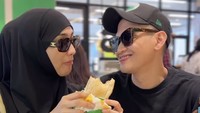 Pasangan yang menikah tahun 2019 ini sering bagikan momen kulineran bersama. Saat Ciki beli sandwich dan menawarkannya ke sang suami, ternyata gigitannya sangat besar! Foto: Instagram citraciki