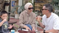 Ciki bilang mau bahagia tak perlu terapi, tapi menikmati momen ngopi bersama suami dan anaknya seperti ini. Kompak ya mereka? Foto: Instagram citraciki