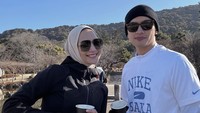 Liburan ke Kyoto, Jepang, Ciki dan Rezky Aditya melewati cuaca dingin. Sebagai penghalau, mereka minum kopi panas pagi-pagi. Foto: Instagram citraciki