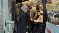 Masih edisi liburan di Jepang, pasangan romantis ini terlihat sedang mampir ke gerai makanan yang menjual pasta hingga dessert. Kira-kira mereka pesan apa ya? Foto: Instagram citraciki