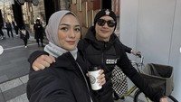 Ciki dan Rezky menikmati kopi yang merupakan minuman favorit mereka saat sedang liburan keluarga ke Jepang. Hangatnya kopi pasti ideal untuk membunuh hawa dingin. Foto: Instagram citraciki