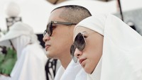 Citra Kirana dan Rezky Aditya merasa beruntung akhirnya bisa menunaikan ibadah haji. Pada Sabtu (15/6) mereka menjalani wukuf di Arafah. Foto: Instagram citraciki