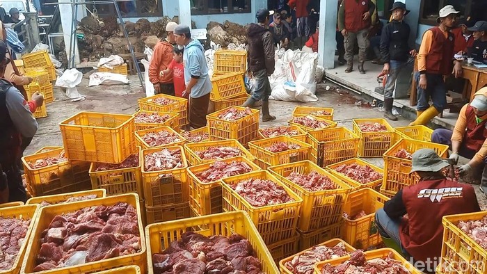 Tumpukan daging kurban di Dusun Krajan Desa Batur Kecamatan Batur Banjarnegara, Senin (17/6/2024).