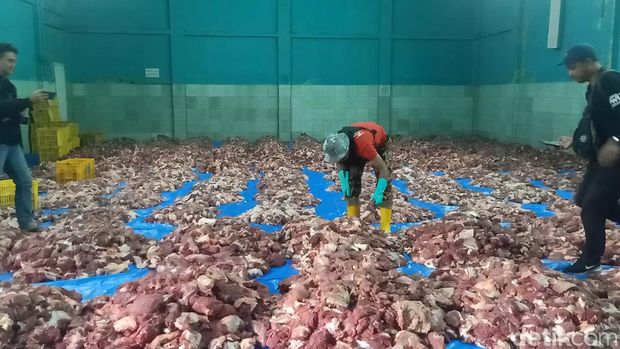 Tumpukan daging kurban di Dusun Krajan Desa Batur Kecamatan Batur Banjarnegara, Senin (17/6/2024).