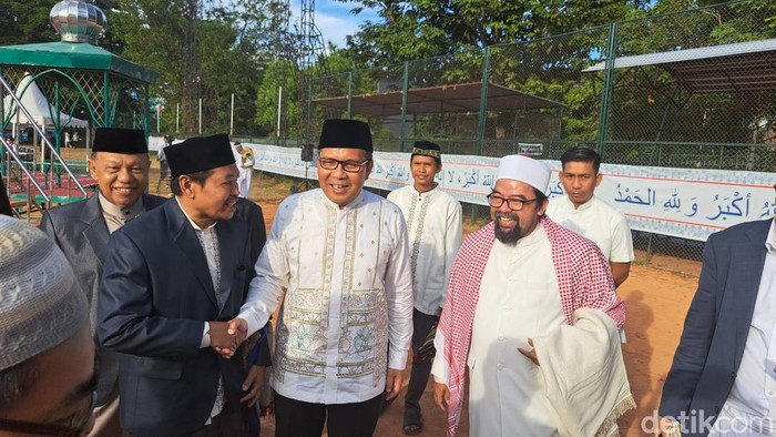 Wali Kota Makassar Moh Ramdhan Danny Pomanto usai melaksanakan salat Idul Adha 1445 H di Lapangan Karebosi Makassar, Sulawesi Selatan (Sulsel).