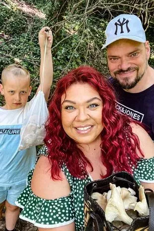 Demi Berhemat, Ibu Ini Makan Tumbuhan Liar hingga Jamur Beracun