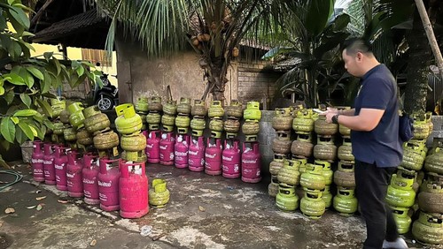 Ditreskrimsus Polda Bali mengungkap pengoplosan LPG di Banjar Pande, Desa Abiansemal, Kabupaten Badung, Minggu (16/6/2024). (Dok. Polda Bali)