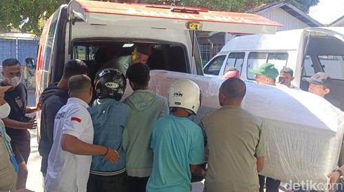 Dua jenazah PMI ilegal asal NTT yang meninggal di Malaysia tiba di Terminal Kargo Bandara El Tari Kupang, Senin (17/6/2024). (Yufengki Bria/detikBali)