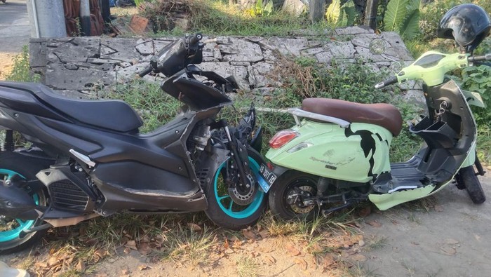 Dua motor yang terlibat tabrakan di Jalan Parangtritis, Cabeyan, Panggungharjo, Sewon, Bantul.