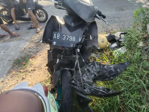 Dua motor yang terlibat tabrakan di Jalan Parangtritis, Cabeyan, Panggungharjo, Sewon, Bantul.