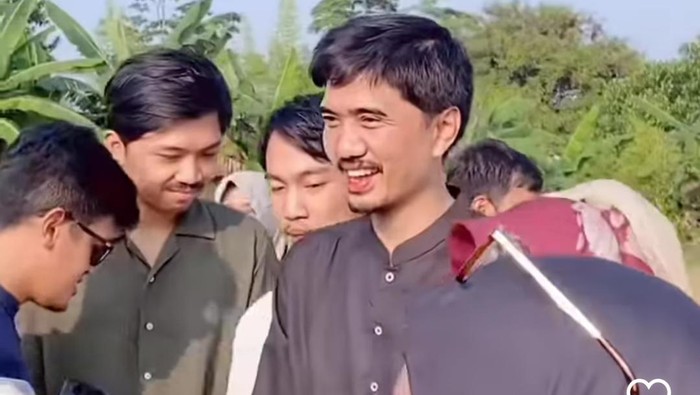 Momen vokalis Sheila on 7, Akhdiyat Duta Mojo melayani permintaan foto jemaah usai Salat Idul Adha di Lapangan Ganjuran, Depok, Sleman, Senin (17/6/2024).