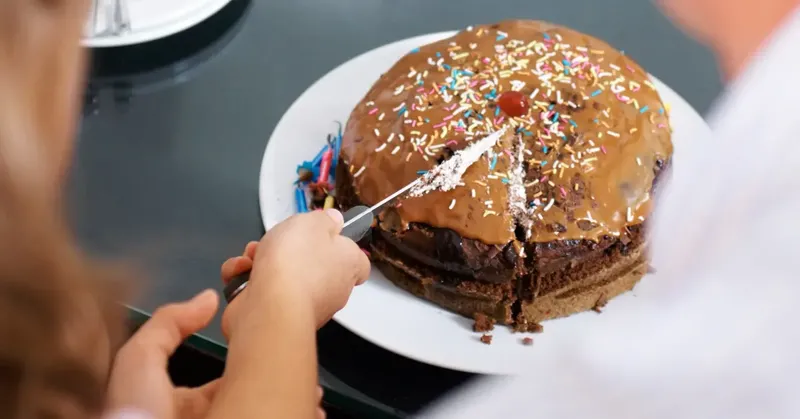Fakta di Balik Tradisi Tiup Lilin dan Potong Kue di Hari Ulang Tahun
