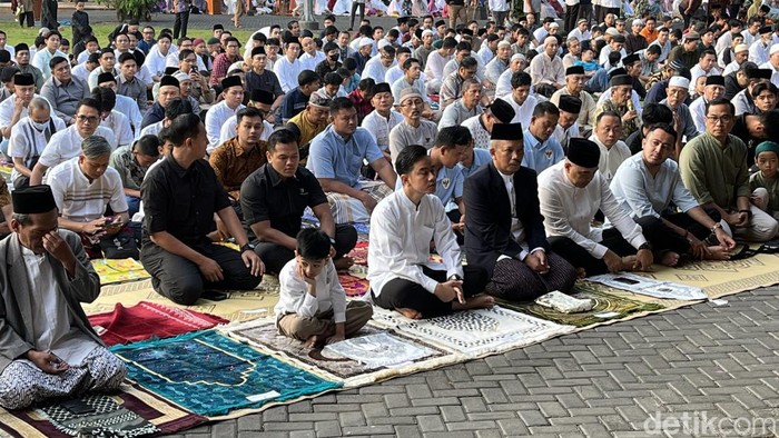 Wali Kota Solo Gibran Rakabuming Raka bersama keluarga dan Timnas U-16 melaksanakan Salat Idul Adha di Balaikota Solo, Senin (17/6/2024).