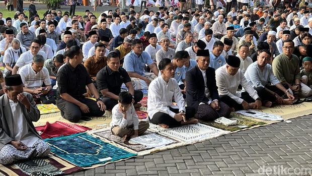 Wali Kota Solo Gibran Rakabuming Raka bersama keluarga dan Timnas U-16 melaksanakan Salat Idul Adha di Balaikota Solo, Senin (17/6/2024).