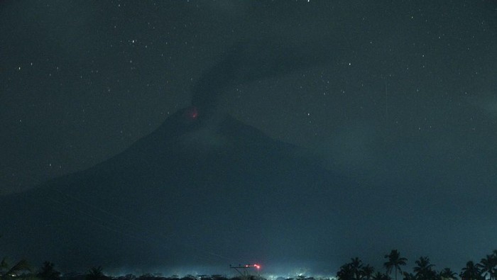 Gunung Lewotobi Laki-laki di Kabupaten Flores Timur, Nusa Tenggara Timur (NTT), kembali meletus pada Senin (17/6/2024). (Foto: Dok. PVMBG)