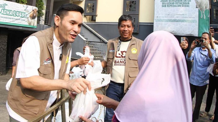 Umat Islam di seluruh dunia merayakan Idul Adha dengan berkurban. DPP LDII turut menyalurkan hewan kurban bersama Ben Kasyafani.