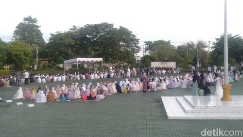 Ilustrasi - Ratusan umat Muslim saat mengikuti salat Id di Kota Kupang, NTT, beberapa waktu lalu. (Foto: Yufengki Bria/detikBali)