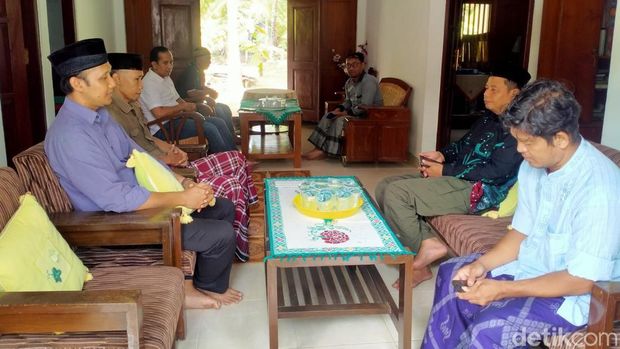 Jajaran Kemenag Kulon Progo saat tazkiah ke rumah almarhum Rasid Kromo Karijo (85) di Pleret, Panjatan, Kulon Progo, Senin (17/6).