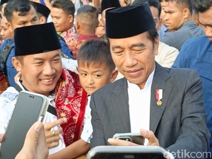 Usai Salat Idul Adha di Simpang Lima Semarang, Jokowi Diajak Warga Berfoto