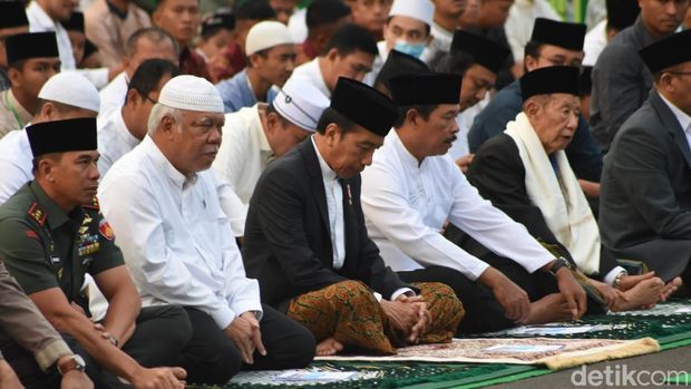 Presiden Jokowi saat Salat Idul Adha di Simpang Lima Semarang, Senin (17/6/2024).