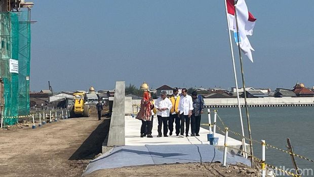 Presiden Jokowi dan rombongan saat meninjau proyek tanggul laut pencegah rob di Tambak Lorok, Kota Semarang, Senin (17/6/2024).