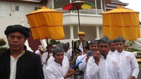 Prosesi tersebut dilakukan untuk mengiringi Sultan Ternate ke-49 Hidayatullah Sjah dari kadaton menuju masjid kesultanan untuk melaksanakan shalat Idul Adha 1445 Hijriah sekaligus bentuk komitmen melestarikan kearifan lokal yang diwariskan para leluhur. 