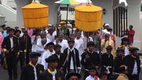 Sejumlah pasukan doi-doi mengusung tandu yang dinaiki Sultan Ternate ke-49 Hidayatullah Sjah (tengah) untuk melaksanakan shalat Idul Adha saat prosesi ritual Kabasarang Uci di Ternate, Maluku Utara, Senin (17/6/2024). 