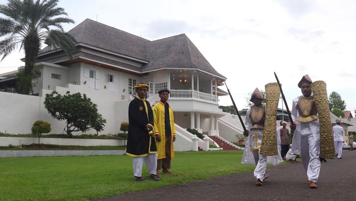 Sejumlah pasukan doi-doi mengusung tandu yang dinaiki Sultan Ternate ke-49 Hidayatullah Sjah (tengah) untuk melaksanakan shalat Idul Adha saat prosesi ritual Kabasarang Uci di Ternate, Maluku Utara, Senin (17/6/2024). Prosesi tersebut dilakukan untuk mengiringi Sultan Ternate ke-49 Hidayatullah Sjah dari kadaton menuju masjid kesultanan untuk melaksanakan shalat Idul Adha 1445 Hijriah sekaligus bentuk komitmen melestarikan kearifan lokal yang diwariskan para leluhur. ANTARA FOTO/Andri Saputra/aww.