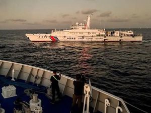 8 Fakta Penjaga Pantai China Acungkan Pedang dan Tabrak Kapal Filipina