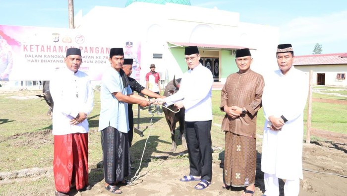 Kapolda Kalimantan Utara (Kaltara) Irjen Pol Daniel Adityajaya (pakai kacamata) menyerahkan 73 ekor hewan kurban pada perayaan Idul Adha 1445 Hijriyah/2024 Masehi.