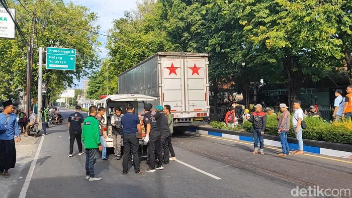Kecelakaan di Kota Pasuruan pria terlindas truk
