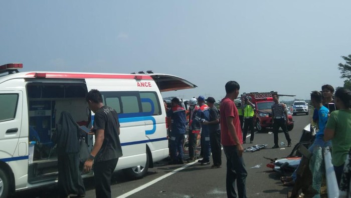 Penampakan ambulans pembawa jenazah yang menabrak truk di ruas tol Pemalang-Batang wilayah Pekalongan, Senin (17/6/2024).