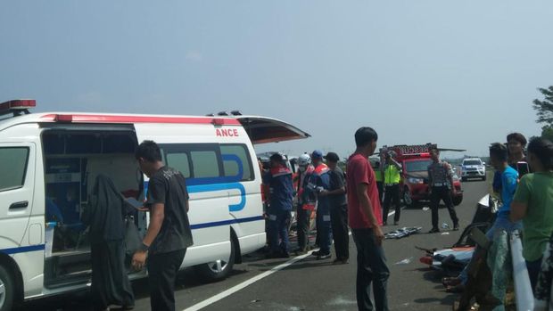 Penampakan ambulans pembawa jenazah yang menabrak truk di ruas tol Pemalang-Batang wilayah Pekalongan, Senin (17/6/2024).