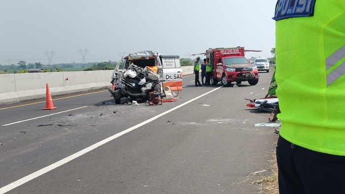 Penampakan ambulans pembawa jenazah yang menabrak truk di ruas tol Pemalang-Batang wilayah Pekalongan, Senin (17/6/2024).