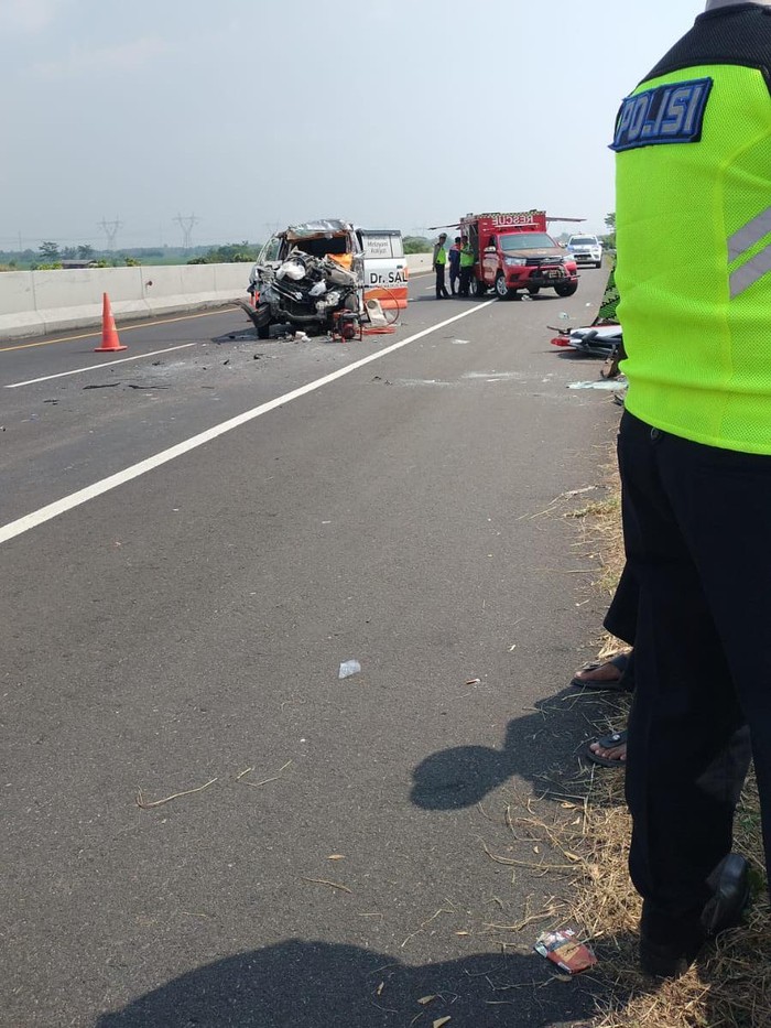 Penampakan ambulans pembawa jenazah yang menabrak truk di ruas tol Pemalang-Batang wilayah Pekalongan, Senin (17/6/2024).