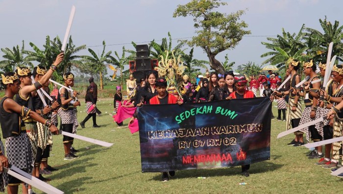 Kemeriahaan warga Desa Kaliombo Kecamatan Pecangaan Jepara menggelar tradisi sedekah bumi, Senin (17/6/2024).