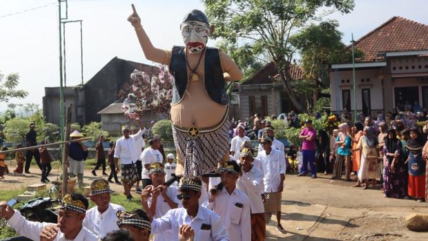 Kemeriahaan warga Desa Kaliombo Kecamatan Pecangaan Jepara menggelar tradisi sedekah bumi, Senin (17/6/2024).