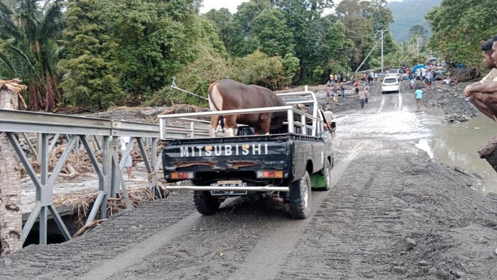Kendaraan kembali melewati oprit Jembatan Way Kawanua, Maluku Tengah, setelah akses di wilayah itu sempat lumpuh.