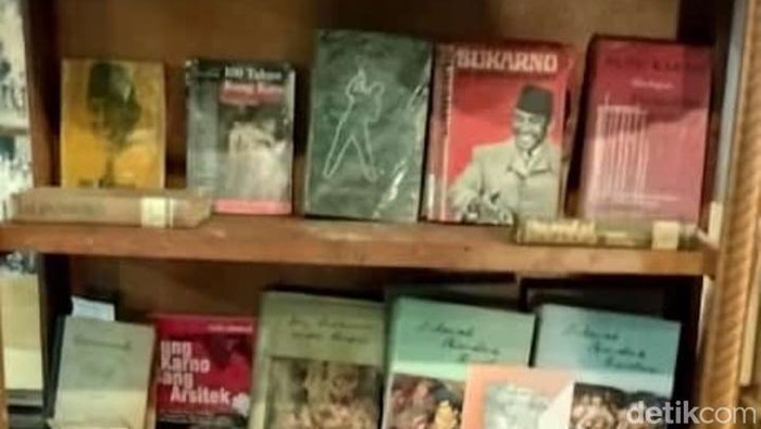 Koleksi buku di Pusat Data Soekarno Surabaya.