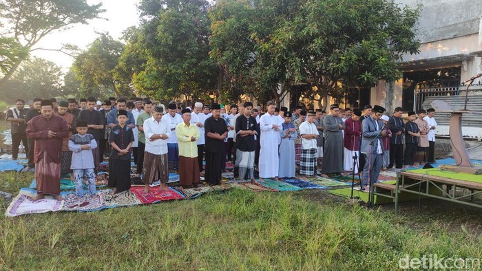 Korban lumpur Sidoarjo salat Idul Adha bersama.