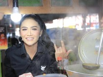 Begini Gaya  Kris Dayanti saat Blusukan di Pasar dan Makan Soto