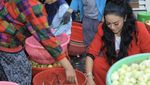 Begini Gaya  Kris Dayanti saat Blusukan di Pasar dan Makan Soto
