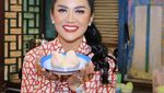 Begini Gaya  Kris Dayanti saat Blusukan di Pasar dan Makan Soto