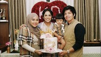 Memiliki cucu, begini momen Kris Dayanti saat mendapat kejutan kue ulang tahun dari Aurel, Atta, dan Amerna sang cucu. Foto: Instagram @krisdayantilemos