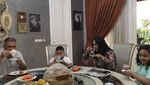 Begini Gaya  Kris Dayanti saat Blusukan di Pasar dan Makan Soto