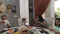 Momen keluarga ini sangat terasa hangat. Kris Dayanti bersama anak dan suaminya asyik menikmati teh dan camilan rebusan. Foto: Instagram @krisdayantilemos