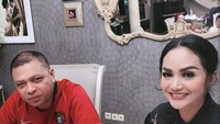 Ini adalah momen Kris Dayanti dan sang suami Raul Lemos saat makan malam berdua. Mereka menikmati udang bakar khas Jimbaran. Foto: Instagram @krisdayantilemos