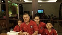 Kedermawanannya pun membuat netizen salut. Sosoknya juga dikenal rendah hati, terutama saat menjalani tugasnya sebagai politikus. Foto: Instagram @krisdayantilemos